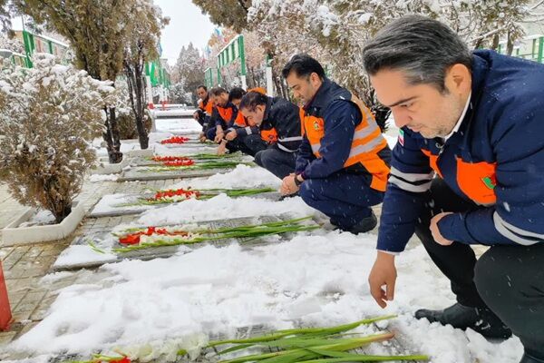 آیین گلباران مزار شهدا توسط کارکنان راهداری و حمل و نقل
جاده‌ای استان مرکزی برگزار شد
