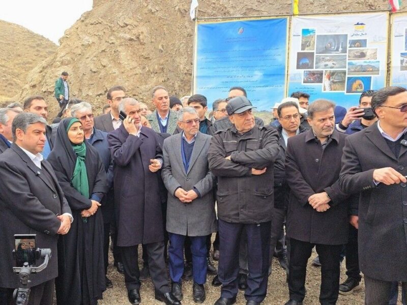 اتمام عملیات ریل گذاری راه‌آهن اردبیل-میانه با حضور وزیر راه
و شهرسازی