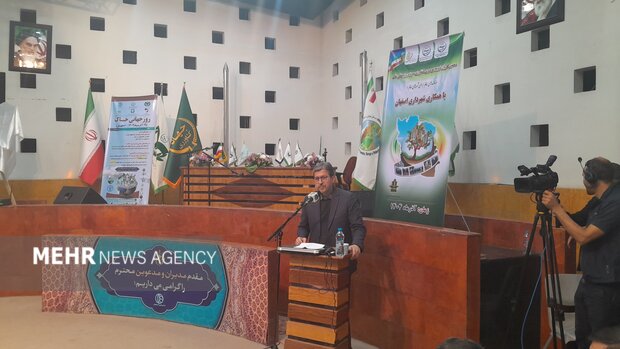 استاندار: اصفهان باید به شهری کاملا دوستدار محیطزیست تبدیل شود