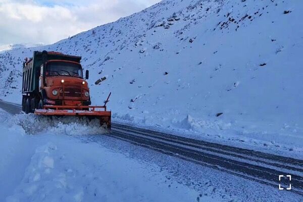 استمرار بارش برف و باران/ تلاش راهداران برای بازگشایی
محورهای مواصلاتی