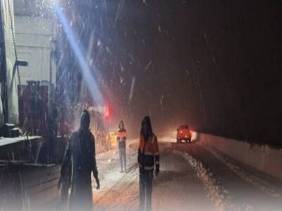 امدادرسانی به ۳۳۵ خودرو گرفتار در برف در محورهای مواصلاتی
آذربایجان‌غربی