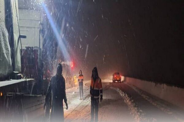 امدادرسانی به ۳۳۵ خودرو گرفتار در برف در محورهای مواصلاتی
آذربایجانغربی