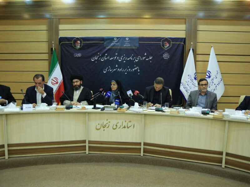 اولویت بازآفرینی شهری با وجود زیرساختهای زیربنایی و روبنایی
و حفظ اراضی کشاورزی