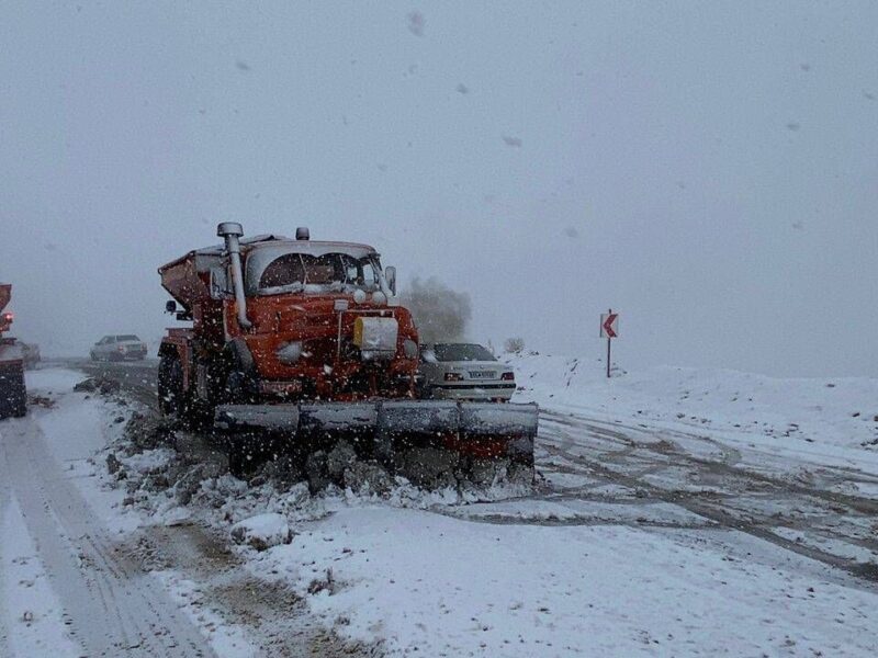 بارش برف در گردنه مروارید و مه گرفتگی در پنج گردنه مهم استان
فارس
