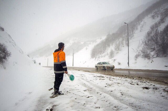 بارش برف در ۳ محور جاده‌ای استان فارس