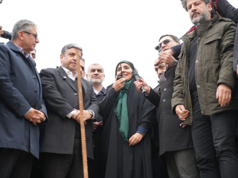 ببینید | اتمام عملیات ریل گذاری راه‌آهن اردبیل-میانه با حضور
وزیر راه و شهرسازی