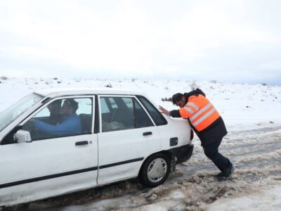 ببینید| امداد رسانی به خودروهای گرفتار شده در برف
کرمان
