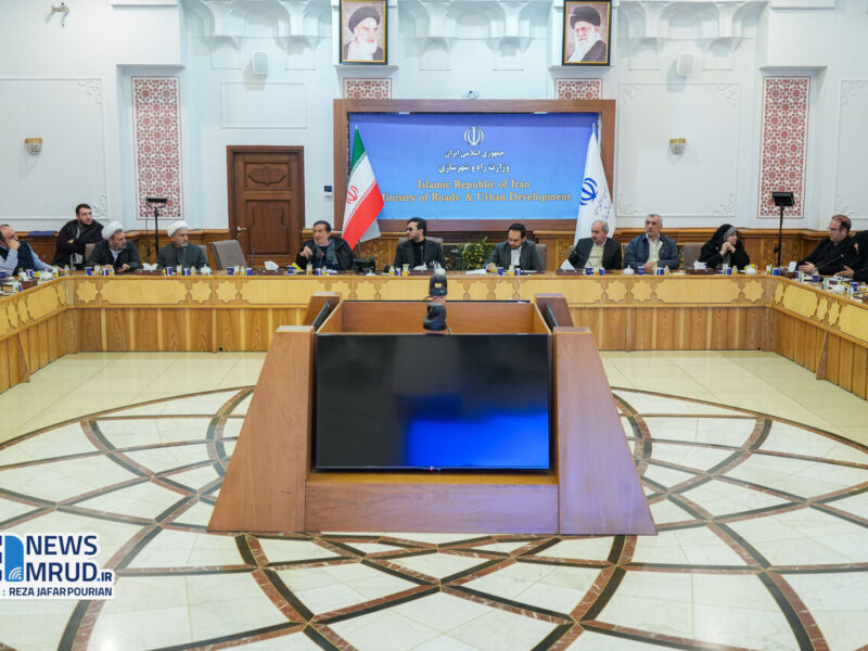 ببینید | اولین نشست هم اندیشی مشاوران وزیر راه و شهرسازی با
مشاوران و رابطان فرهنگی شرکت‌ها و سازمان های تابعه