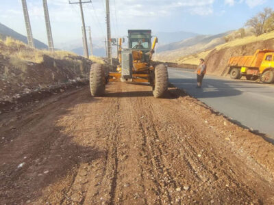 ببینید| تداوم عملیات تیغه زنی و تسطیح شانه جاده در محور پاوه
به نوسود استان کرمانشاه