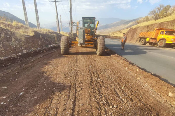 ببینید| تداوم عملیات تیغه زنی و تسطیح شانه جاده در محور پاوه
به نوسود استان کرمانشاه