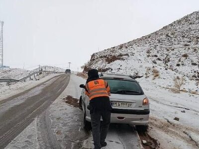 ببینید| تصاویری از تلاش راهداران؛ امدادرسانی به خودروهای در
راه مانده در استان خراسان جنوبی