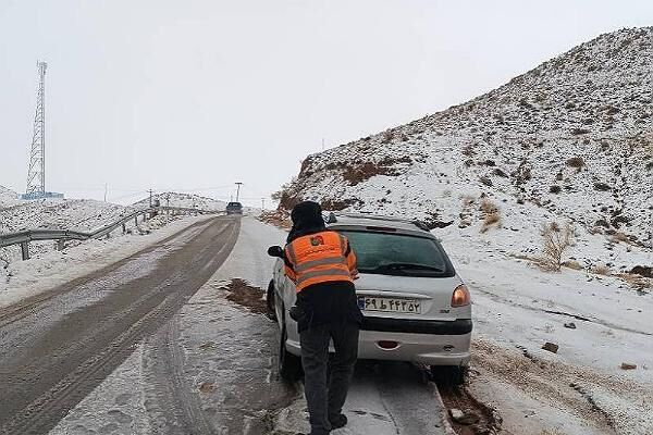ببینید| تصاویری از تلاش راهداران؛ امدادرسانی به خودروهای در
راه مانده در استان خراسان جنوبی