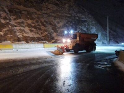 ببینید | تلاش بی وقفه راهداران گچسر در برفروبی و نمک پاشی
محور کرج-کندوان