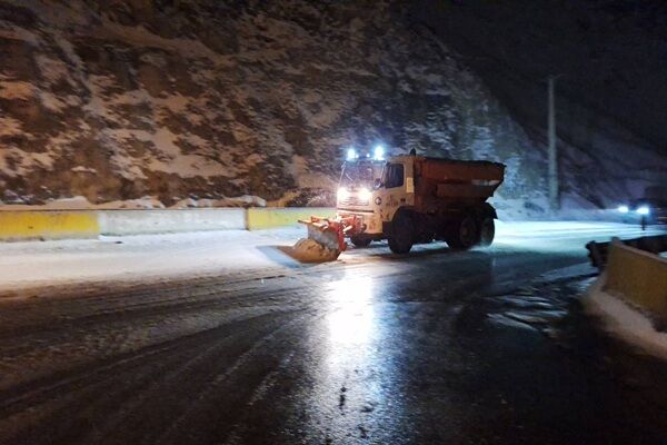 ببینید | تلاش بی وقفه راهداران گچسر در برف‌روبی و نمک پاشی
محور کرج-کندوان