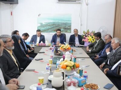 ببینید| حضور مدیرکل راهداری و حمل و نقل جاده ای خوزستان در
جمع اصناف و تشکل‌های حمل‌ونقل کالای بندر امام خمینی(ره)