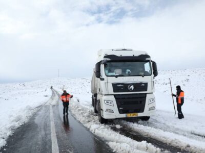 ببینید | رهاسازی تریلی گرفتار شده در برف محور سیرجان–بردسیر
(گردنه خانه سرخ) توسط راهداران استان کرمان