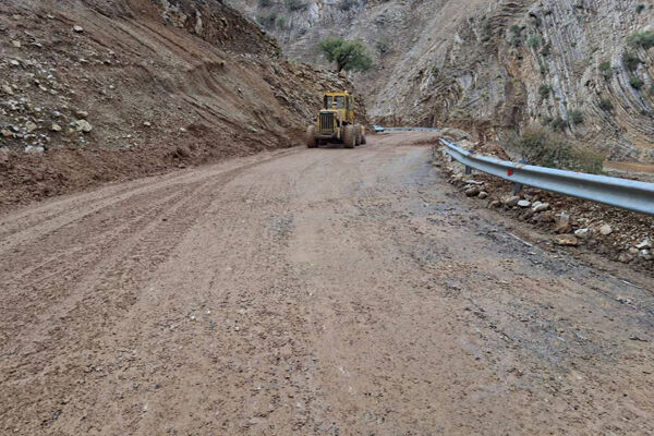 ببینید| ریزش برداری، رفع انسداد و پاکسازی سطح جاده از گل و
لای مسیر جوانرود_بانی لوان استان کرمانشاه