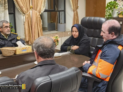 ببینید| نشست شبانه مدیرکل راه و شهرسازی لارستان با فرماندار
شهرستان خنج برای ترمیم جاده‌ها و مقابله با سیلاب‌ها