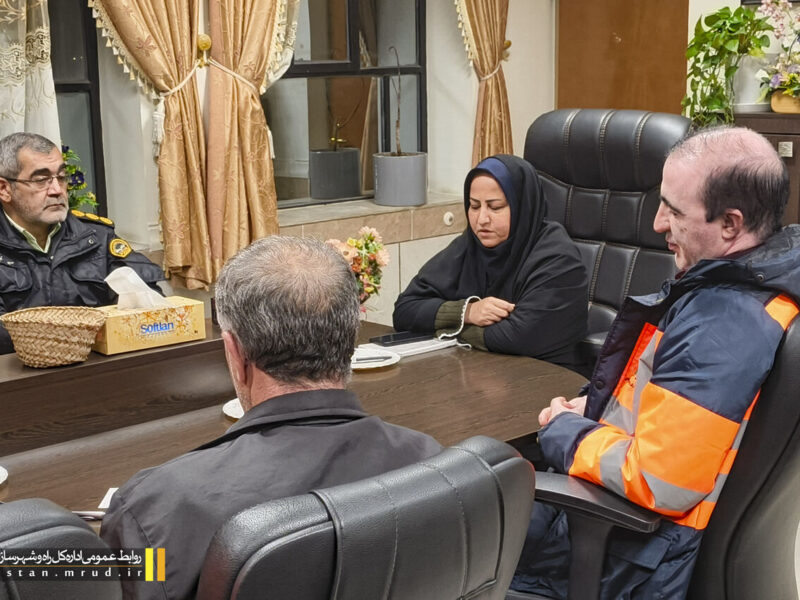 ببینید| نشست شبانه مدیرکل راه و شهرسازی لارستان با فرماندار
شهرستان خنج برای ترمیم جاده‌ها و مقابله با سیلاب‌ها