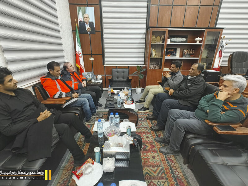 ببینید| نشست هماهنگی مدیرکل راه و شهرسازی لارستان با
فرماندار شهرستان مهر در پی بحران بارندگی ‌ها