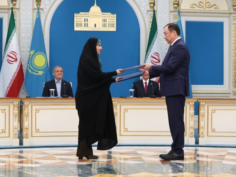 ببینید | همراهی وزیر راه و شهرسازی با رئیس جمهور در سفر به
کشور قزاقستان