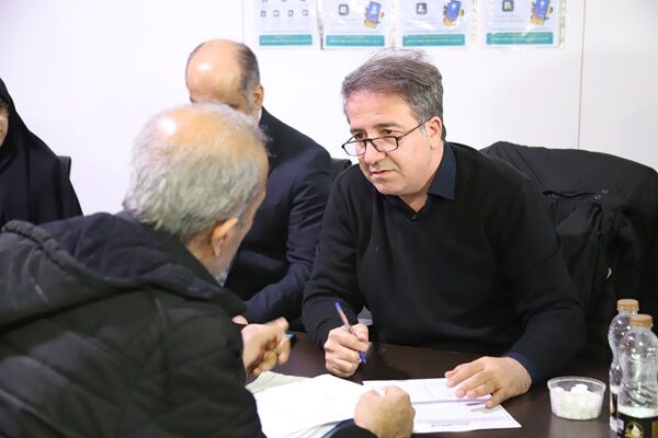 ببینید | گفت‌وگوی چهره‌به‌چهره مدیرکل راه و شهرسازی استان
البرز با مردم در محل میز خدمت