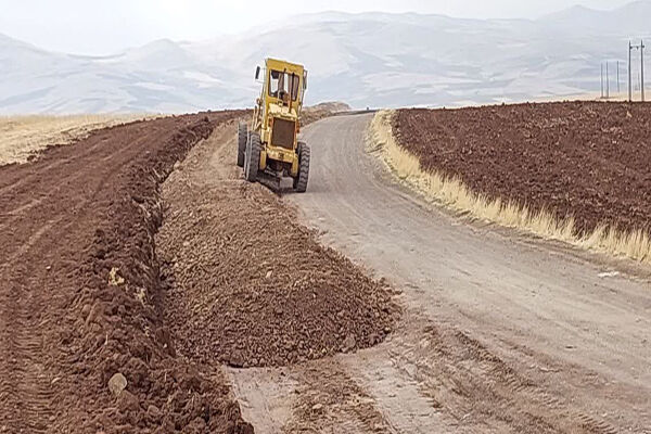 ببینید| ️تداوم عملیات بهسازی راه، شن ریزی، تسطیح و تراکم در
راه روستایی خانم آباد در روانسر استان کرمانشاه