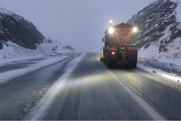 برفروبی ۲۷۸۰ کیلومتر باند در جاده‌های استان لرستان