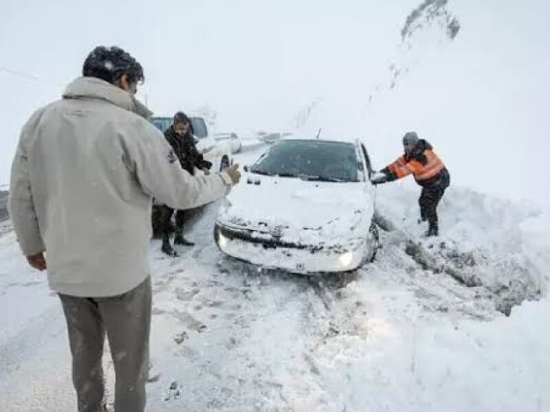 بسته‌شدن چندین جاده کشور به دلیل بارش سنگین برف/ بی‌توجهی به هشدار‌ها جان مسافران را گرفت