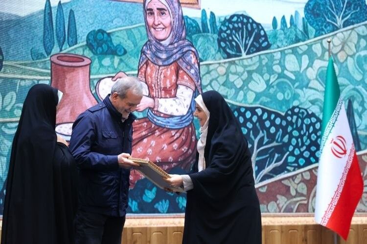 تجلیل رییس جمهور از فرزانه صادق/ وزارت راه و شهرسازی دومین
دستگاه برتر کشور در حوزه عدالت جنسیتی شد