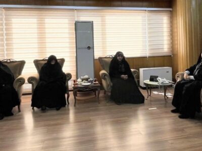 تجلیل وزیر راه و شهرسازی از خانواده سه شهید زنجانی