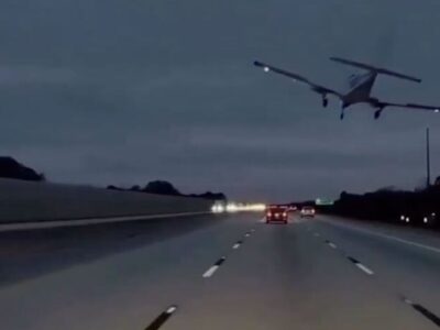 تصاویر سقوط هواپیما روی خودرو