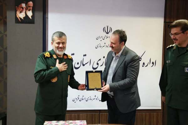 تقدیر فرمانده سپاه استان قزوین از خدمات عمرانی و جهادی
مدیرکل راه و شهرسازی استان