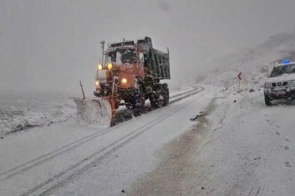 تلاش شبانهروزی راهداران در دل راههای برفی؛ اجرای ۹۰ هزار
کیلومتر عملیات برفروبی