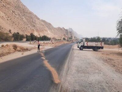 تمیز کردن سطح راه از مواد نفتی محور پارسیان – بوشهر