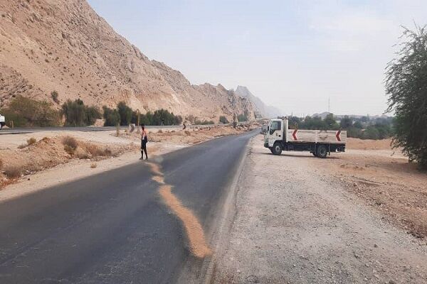 تمیز کردن سطح راه از مواد نفتی محور پارسیان – بوشهر