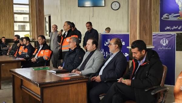 جلسه پرسش و پاسخ مدیرکل راهداری و حمل‌ و نقل جاده‌ای استان
زنجان با حضور رانندگان