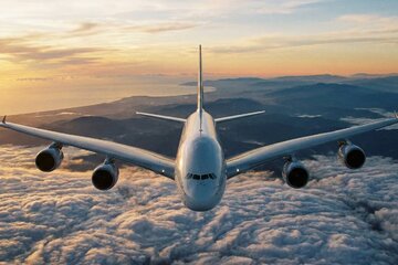 حادثه نادر در آسمان؛ شیشه کابین خلبان حین پرواز ترک خورد