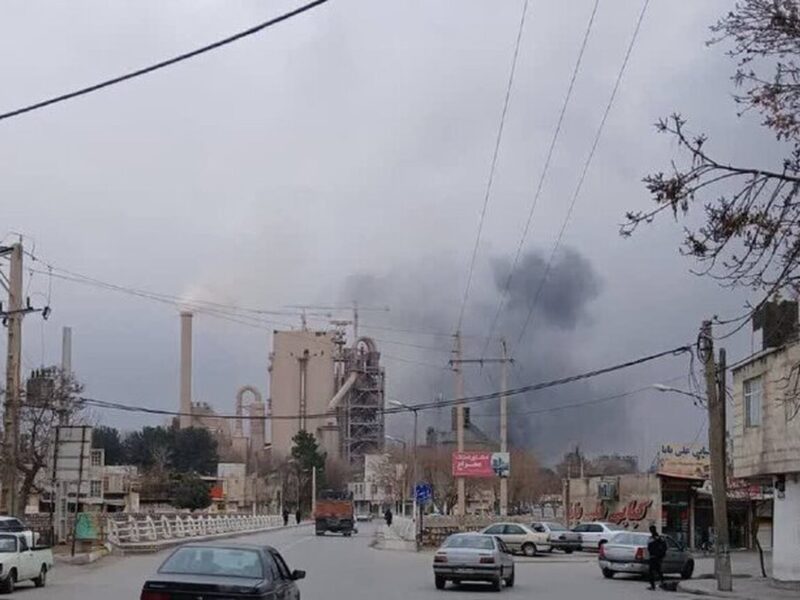 حریق در محوطه کارخانه سیمان / بررسی علت حادثه آغاز شد