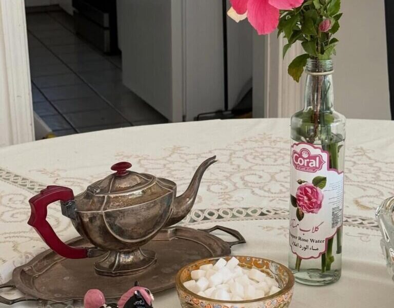 خانه یک مدل آمریکایی که دکوراسیون ایرانی دارد