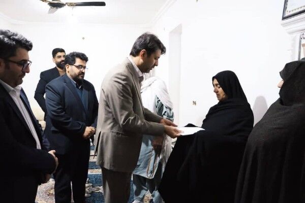 دیدار مشاور و نماینده ویژه وزیر راه و شهرسازی در امور
ایثارگران با مادر شهید «یعقوب فرد سالارزهی»