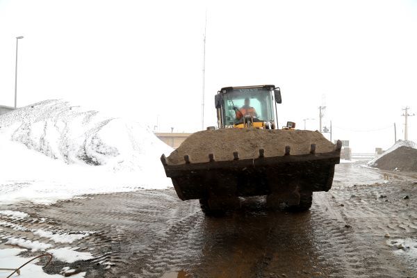 ذخیره سازی ۱۲۰۰ تن شن و نمک در راهدارخانه های دهگلان
کردستان