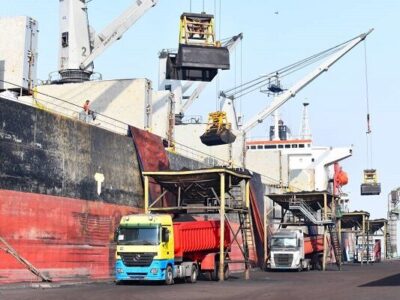 رشد ۱۱۲ درصدی حمل کالای اساسی توسط ناوگان باری جنوب سیستان و
بلوچستان