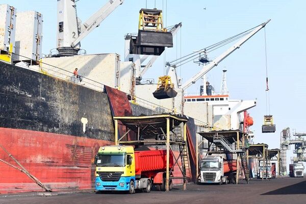 رشد ۱۱۲ درصدی حمل کالای اساسی توسط ناوگان باری جنوب سیستان و
بلوچستان