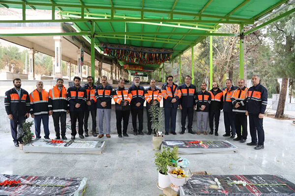 عطر افشانی گلزار شهدا توسط پرسنل راهداری و حمل و نقل جاده‌ای
لرستان