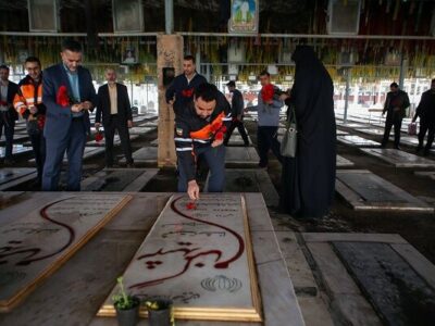 غبارروبی مزار شهدای اهواز به مناسبت هفته حملونقل، رانندگان
و راهداری