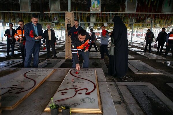 غبارروبی مزار شهدای اهواز به مناسبت هفته حمل‌ونقل، رانندگان
و راهداری