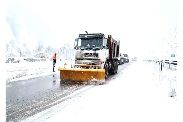 محورهای شهرکرد و فرخشهر بازگشایی و ایمن شد