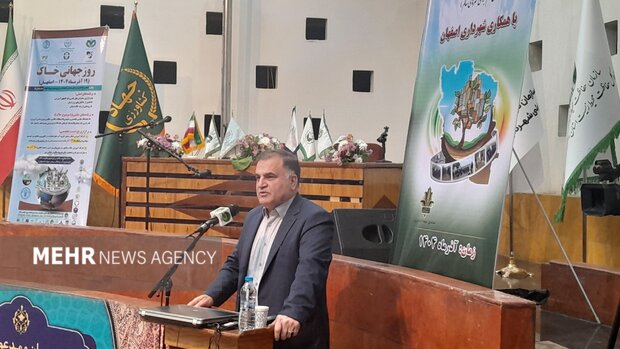 مدیرکل محیطزیست اصفهان: نشتی خطوط نفتی خاک استان را آلوده کرده است