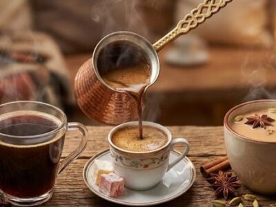 نبرد عطر و طعم: راهنمای جامع انتخاب بین قهوه عربیکا، ترک و چای ماسالا